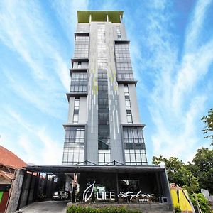 The Life Styles Hotel Surabaya